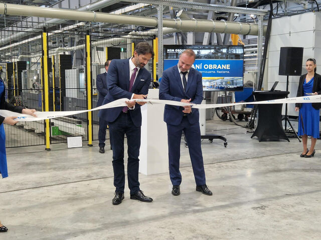 Na Slovensku sa zrýchli výroba munície. Minister obrany otvoril novú linku v Snine 