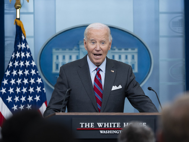 Smútočná ceremónia, pamätný strom aj výzva na mier. Výročie útoku Hamasu na Izrael si pripomenul Biden aj volební rivali