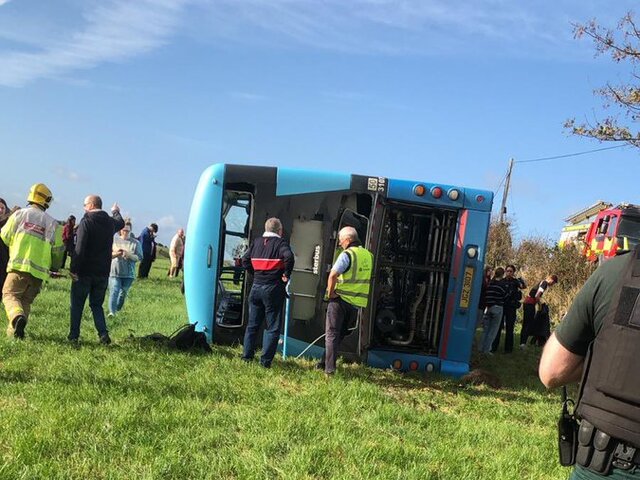 V Severnom Írsku sa prevrátil školský autobus so 70 cestujúcimi. Záchranné zložky hlásia desiatky zranených 