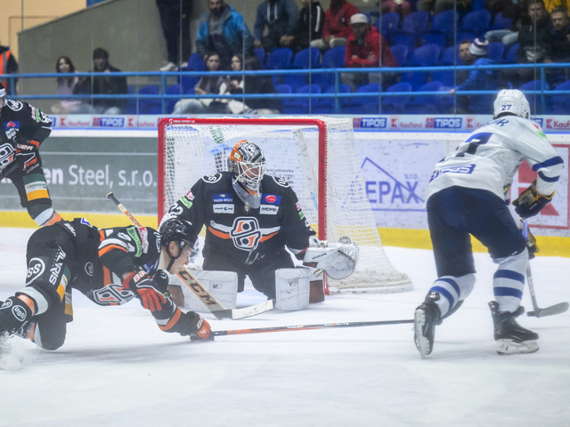 Víťazná séria Spišiakov pokračuje, Poprad zastavil Trenčín. Slovan pokoril Nitru šiestimi gólmi