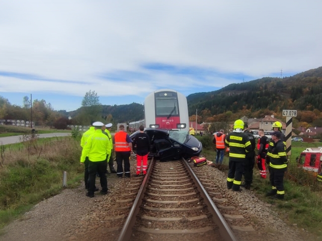 Dve zrážky áut s vlakmi v jeden deň. V Nemeckej nehoda skončila tragicky