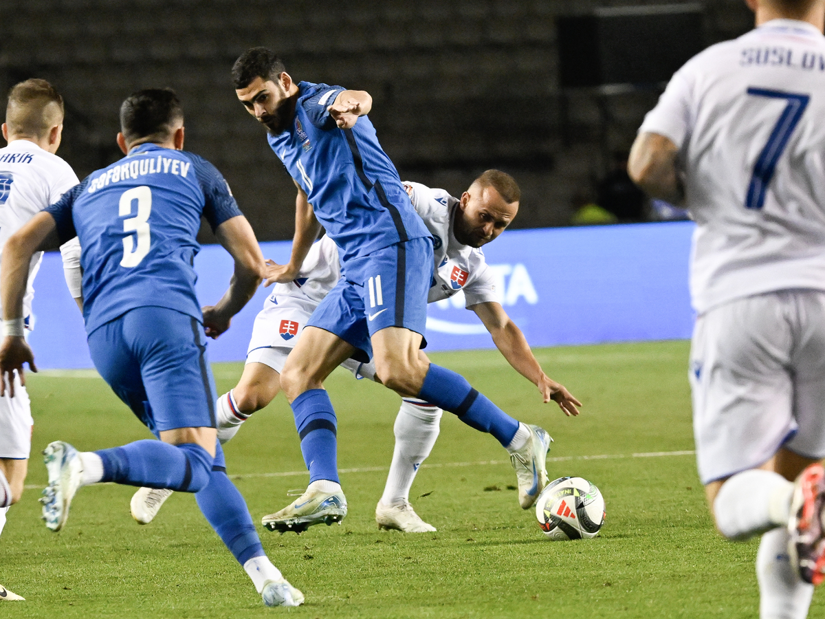 Stanislav Lobotka a Ramil Šejdajev v zápase 4. kola C-divízie Ligy národov Azerbajdžan