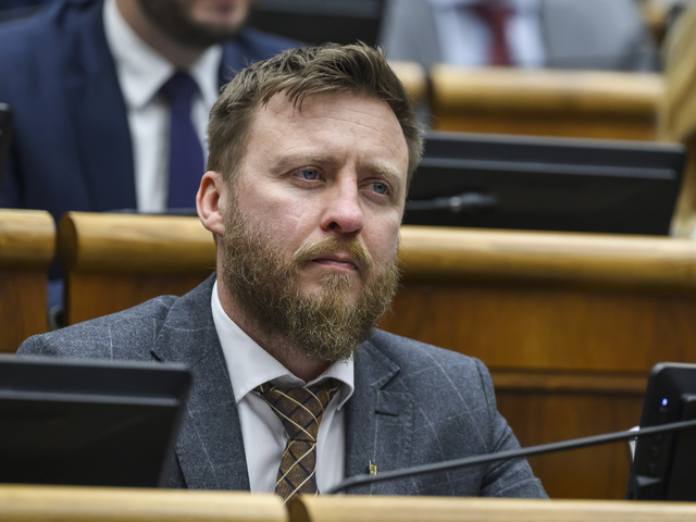 Génová terapia a z ľudí je kukurica. Kotlár zahltil tlačovku odbornými výrazmi o škodlivosti vakcín, dôkazy nepredložil