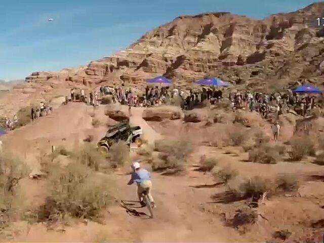 Na najdrsnejších cyklistických pretekoch sa prepisovala história. Na Red Bull Rampage boli prvýkrát aj ženy