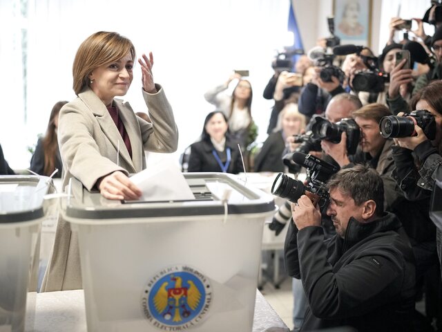 Európska únia alebo návrat pod ruský vplyv? Moldavsko si volí prezidenta a hlasuje v referende 