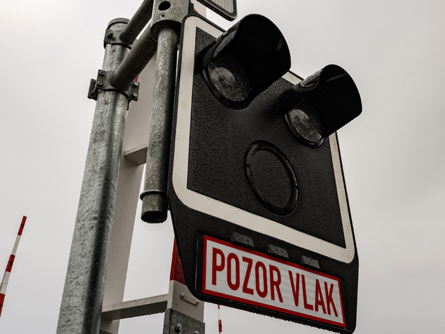 Počas opráv na železnici sa zranil muž. Spadol z vagóna, na mieste zasahoval vrtuľník