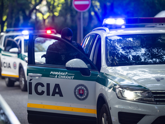Razia s krycím názvom Tábor. Polícia obvinila päť osôb z drogovej činnosti, je medzi nimi aj člen väzenskej stráže