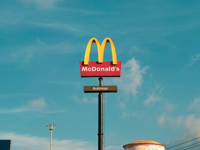 McDonald's má problém. Desiatky ľudí ochoreli po zjedení jednej z ingrediencií, hlásia aj úmrtie