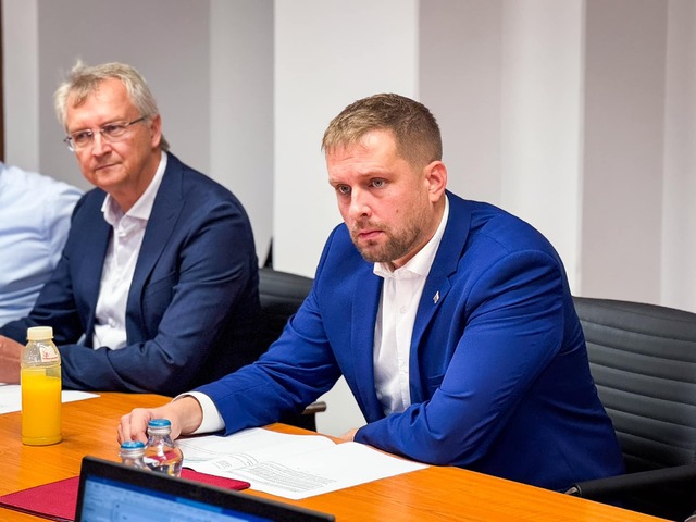 Šaško verí, že rozdiel 62 eur v plate zdravotníkov neohrozí jeho snahu rokovať. Na rast miezd lekárom nechce siahať