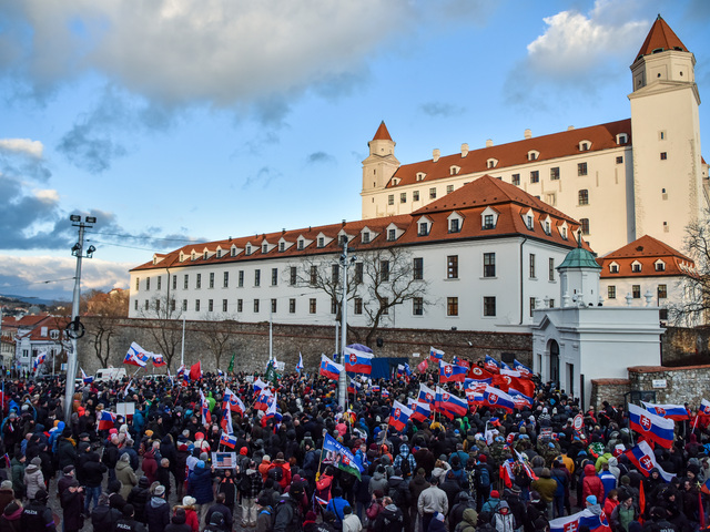 Pred voľbami ju chceli zrušiť, no prešiel rok a stále platí. Čo sa deje s obrannou zmluvou s USA?