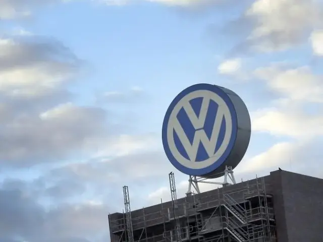Volkswagen zavádza krízové opatrenia: Znižuje mzdy a zmrazuje platy. Odbory hovoria o zatváraní fabrík