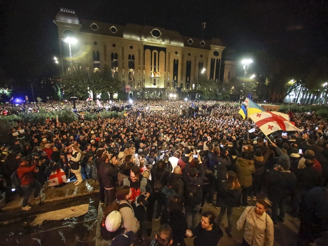 Orbán navštívil Tbilisi, kde tisíce Gruzíncov protestovalo proti výsledkom volieb. Demonštranti ho vypískali