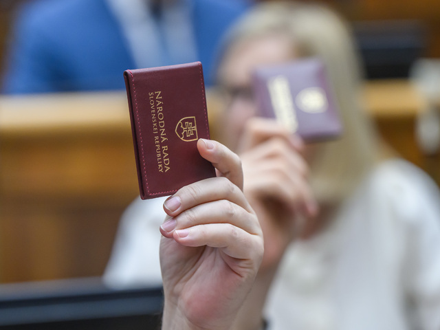 Poslanci nemohli hlasovať o odvolávaní ministrov. V parlamente nebola prítomná nadpolovičná väčšina