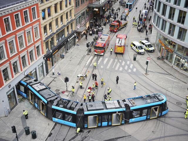 FOTO: Namiesto doľava vošla cez výklad do obchodu. V centre Osla sa vykoľajila električka 