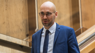 Ľudia majú zaplatiť drahé teplo a len dúfať v energošek. Začarovaný kruh energopomoci, varuje SaS