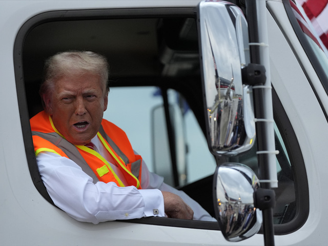 VIDEO: Trump v smetiarskom aute. Prezident Biden a republikánky kandidát sa dohadujú, kto je odpad