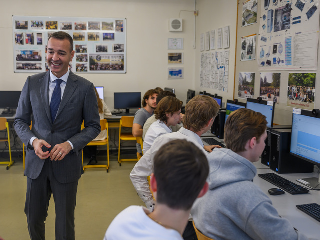 Projekt digiEDU prináša míľnik v slovenskom školstve. Drucker odovzdal vybavenie bratislavskému gymnáziu