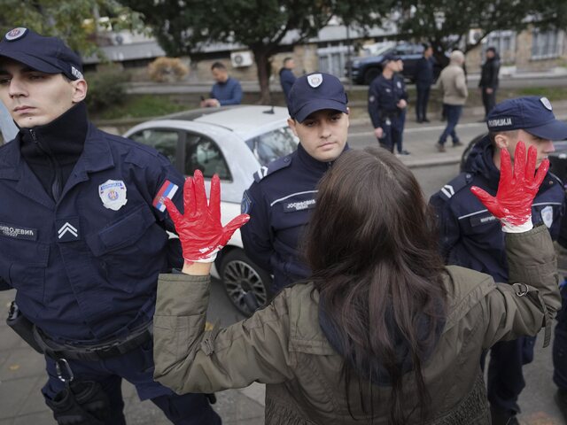 Krv je na vašich rukách, kričali ľudia. Stovky Srbov protestovali v Belehrade po nehode v Novom Sade