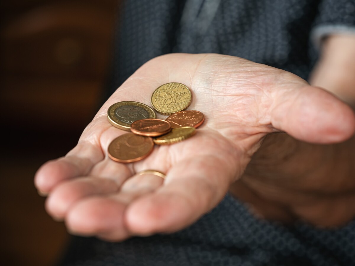 dôchodca mince euro peniaze