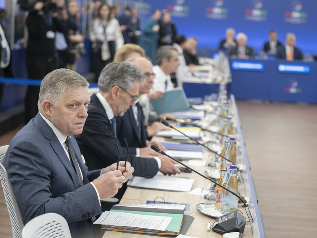 Lídri EÚ sa stretli na neformálnom samite v Budapešti.  Fico odmietol zvýšenie finančnej pomoci pre Ukrajinu 