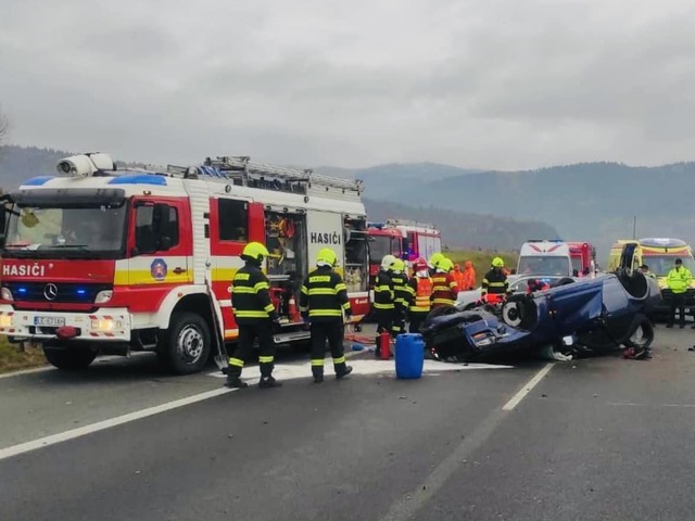 Tragickú nehodu za tunelom Branisko vodič neprežil. Auto skončilo prevrátené na streche