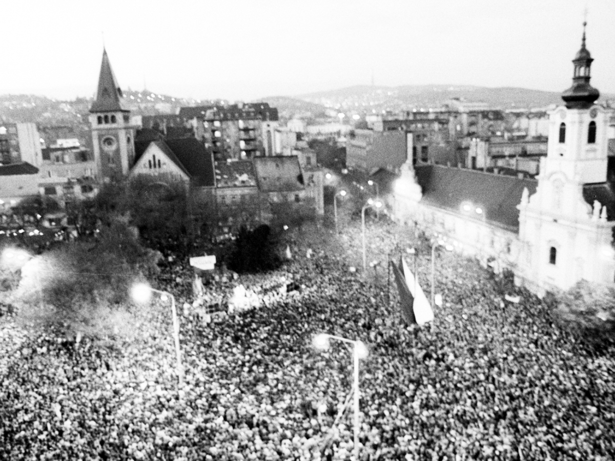 Pohľad na manifestáciu desaťtisícov Bratislavčanov 24. novembra 1989 na námestí SNP.