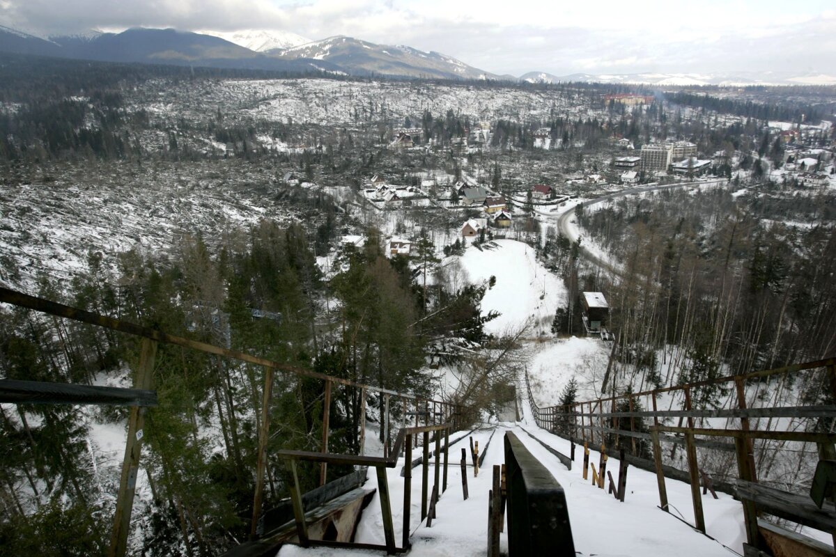 Na snímke z 28. novembra 2004 je pohľad zo skokanského mostíka na zničené Tatry. Tatranská Lomnica