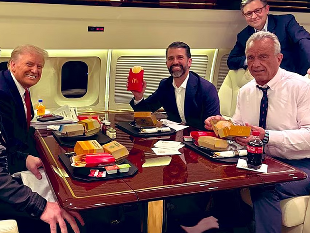 Urobme Ameriku opäť zdravou, hlásal Kennedy ml. No s Trumpom a Muskom oslávil výhru vo voľbách fastfoodom