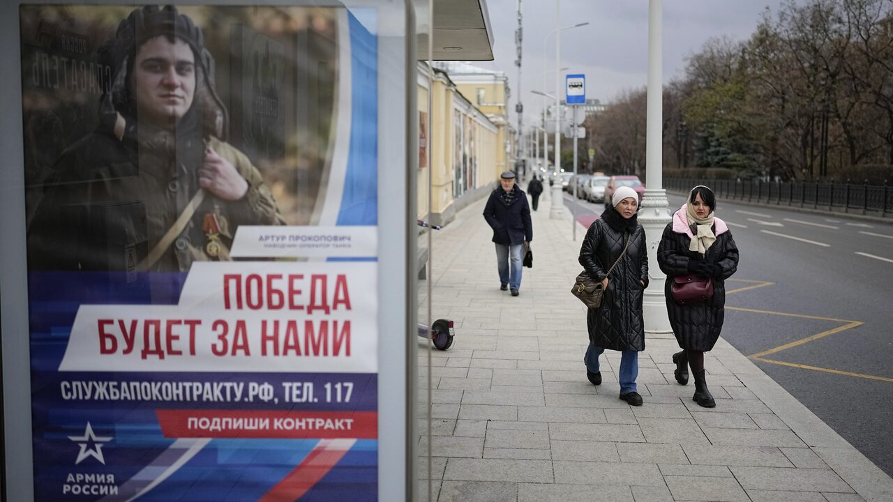 Autobusová zastávka s reklamným bilbordom, ktorý propaguje zmluvnú vojenskú službu v ruskej armáde s nápisom v ruštine „Víťazstvo bude naše!“, Moskva, Rusko, utorok 19. novembra 2024.
