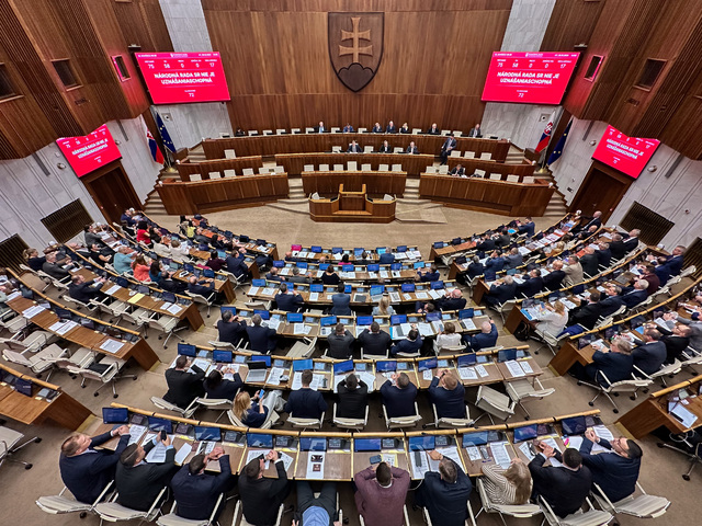 Tesná koaličná väčšina, odvolávanie ministra vnútra, či energopomoc. Aké sú aktuálne politické témy?