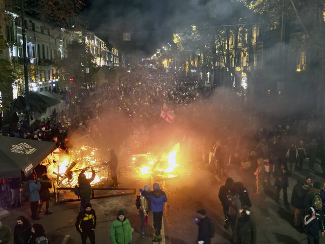 Napätie v Tbilisi: Polícia zasiahla proti demonštrantom, ktorí nesúhlasia so smerovaním Gruzínska