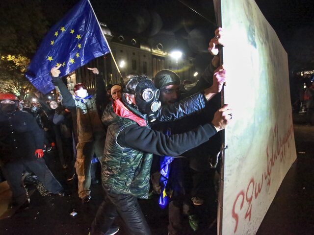 Gruzínska vláda pritvrdzuje. Demonštrantom hrozia pokuty za zakrývanie tváre a používanie pyrotechniky
