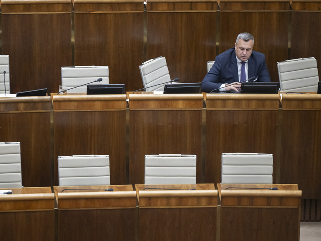 Parlament: O rozpočte sa bude hlasovať najskôr v utorok. Prvé na programe je odvolávanie Šutaja Eštoka