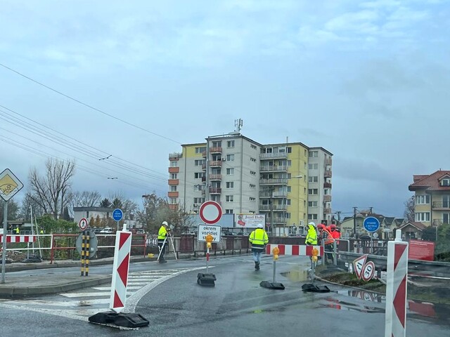 Bratislavu čaká dopravné peklo, Vrakunský most uzavreli. Vodiči, na toto sa pripravte (+mapy)