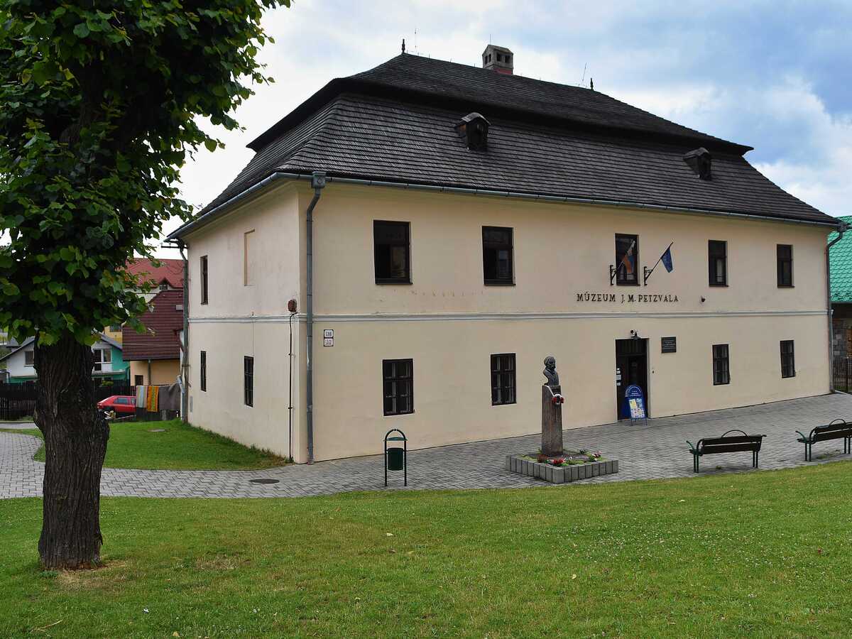 múzeum j.m. petzvala.jpg