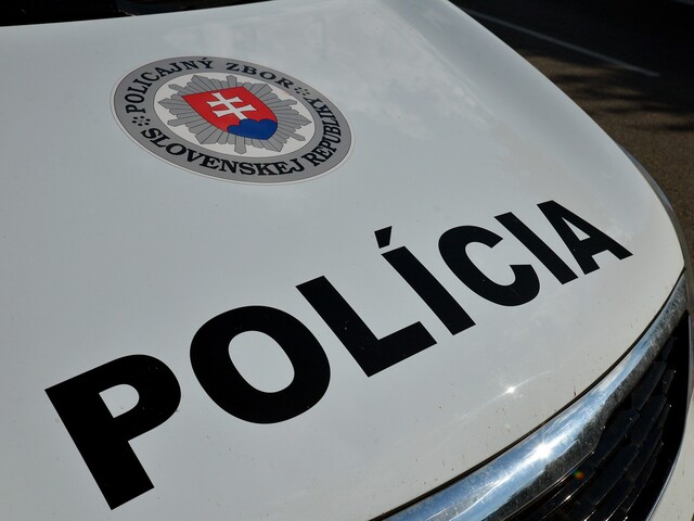 Bratislavčan Viliam ochromil dopravu v hlavnom meste. Polícia ho chytila, keď práve pílil kábel