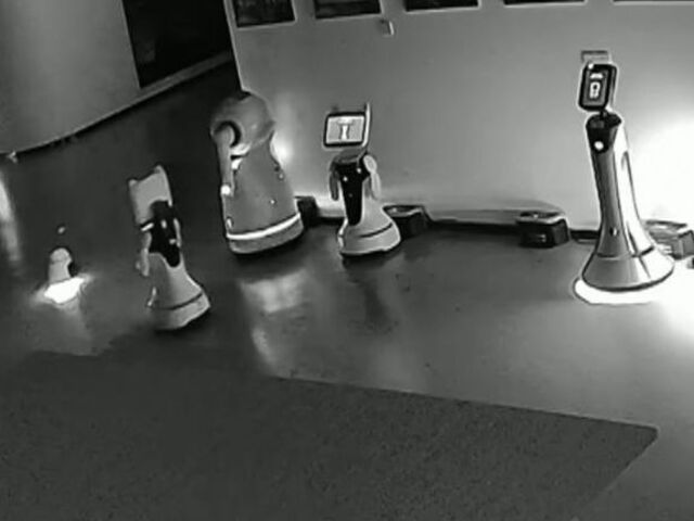 Únos vlastného druhu? Malý robot presviedčal väčšie stroje, aby prestali pracovať a odišli s ním domov (+video)