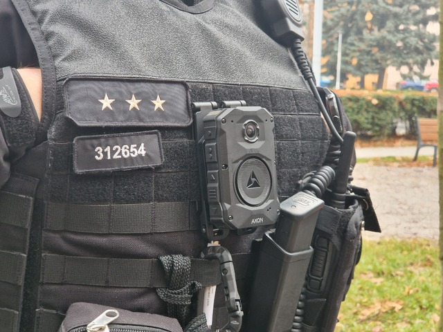 Košickí policajti ako prví testujú telové kamery. Pilotný projekt odštartoval po úmrtí zadržanej osoby