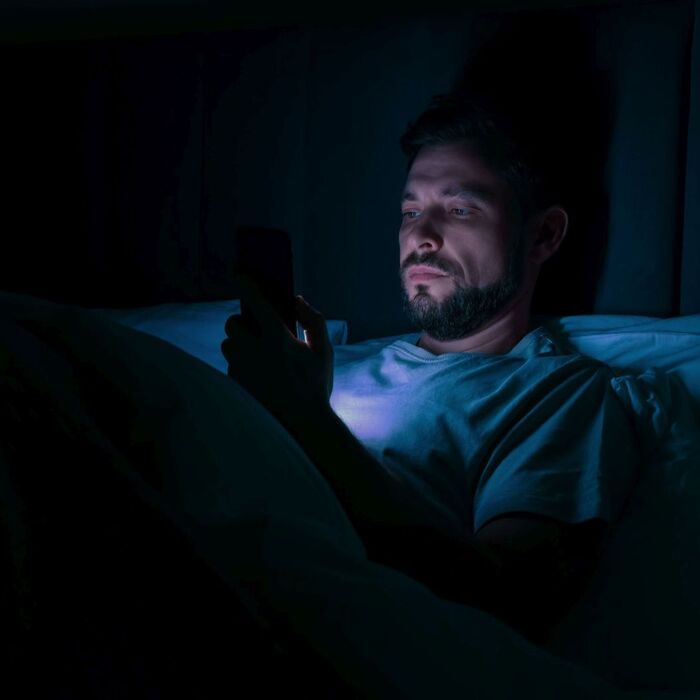 muž na mobile scroluje