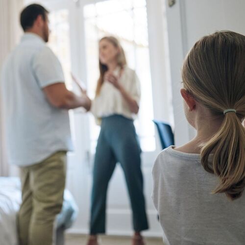 hádka dievča deti rodičia hádajú sa