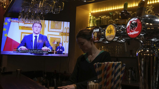 Macron odmieta odstúpiť. Francúzsky prezident chce dokončiť mandát napriek politickej kríze