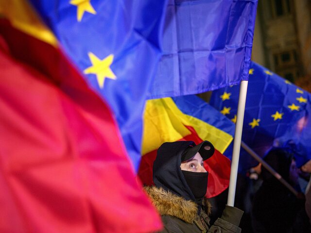 Po prezidentských voľbách v Rumunsku zasahuje polícia. Prehľadáva domy pre podozrenie z korupcie voličov