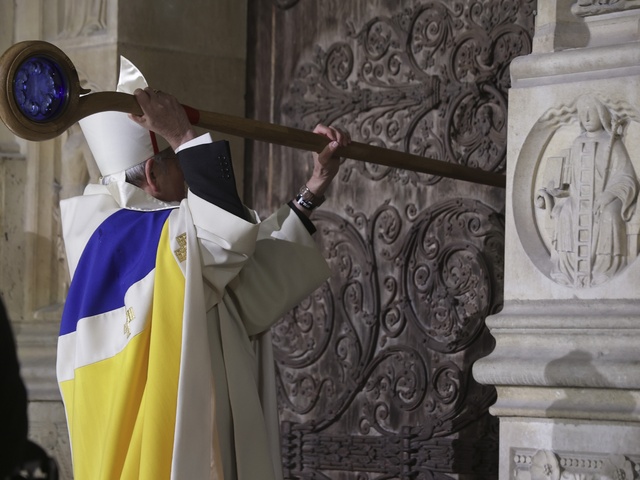 V Paríži slávnostne otvorili opravenú katedrálu Notre-Dame. Po požiari je tak opäť sprístupnená pre verejnosť