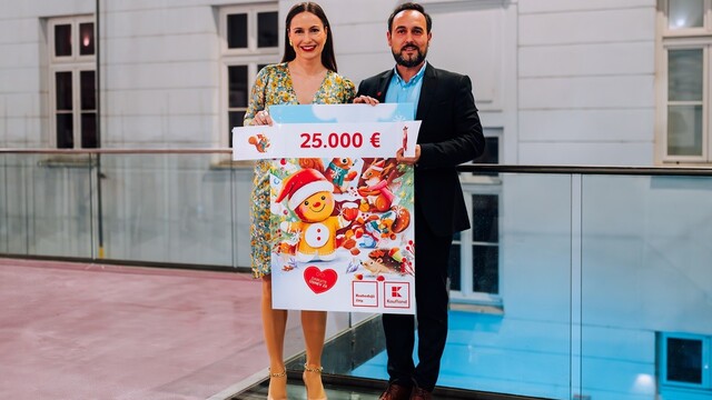 thumbnail_Štefan Adamjak si prebral symbolický šek od Lucie Vargovej zo spoločnosti Kaufland.jpg