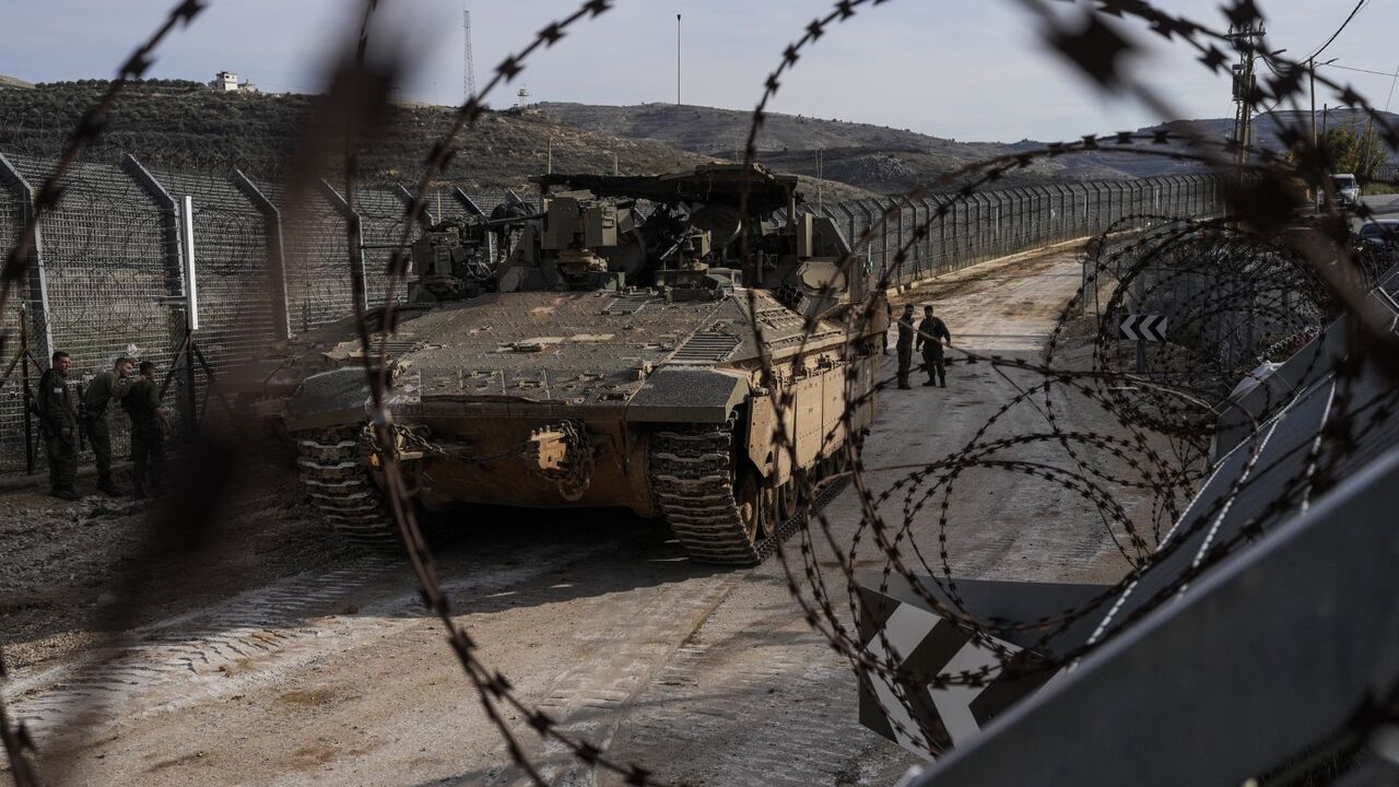 Syria Izrael vojaci Izraelskí vojaci stoja pri obrnených vozidlách zaparkovaných pri takzvanej línii Alfa, ktorá oddeľuje Izraelom anektované Golanské výšiny od Sýrie