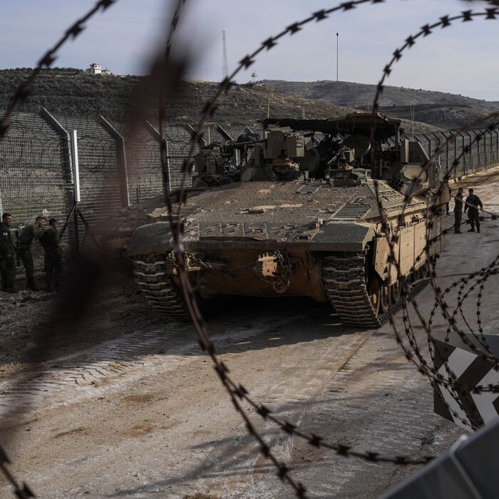 Syria Izrael vojaci Izraelskí vojaci stoja pri obrnených vozidlách zaparkovaných pri takzvanej línii Alfa, ktorá oddeľuje Izraelom anektované Golanské výšiny od Sýrie