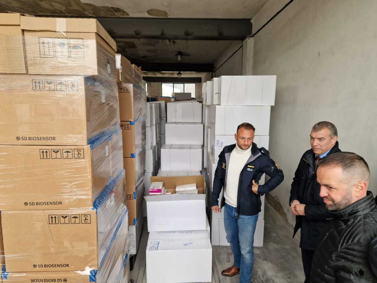 Matúš Šutaj Eštok pred centrálnym skladom rezortu v Žarnovici