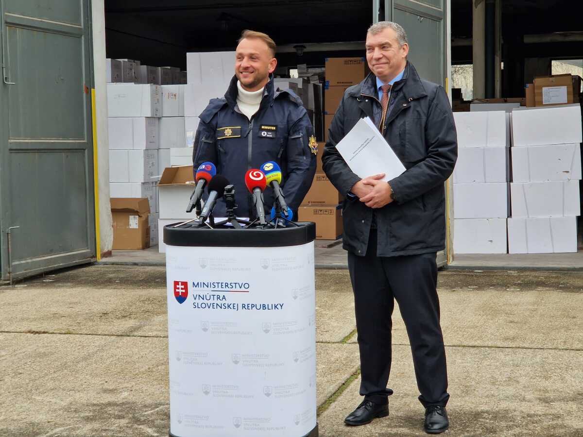 Matúš Šutaj Eštok pred centrálnym skladom rezortu v Žarnovici