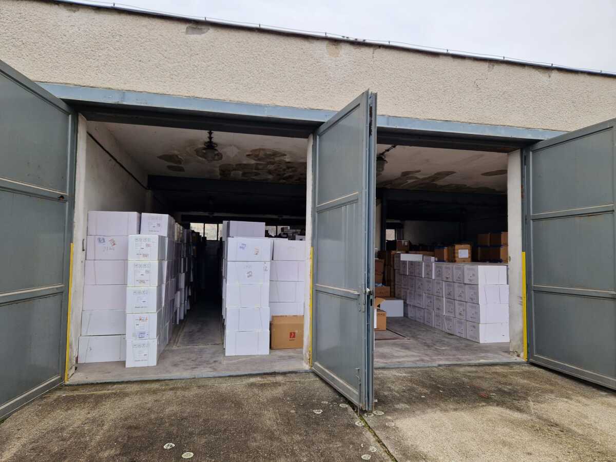 Matúš Šutaj Eštok pred centrálnym skladom rezortu v Žarnovici