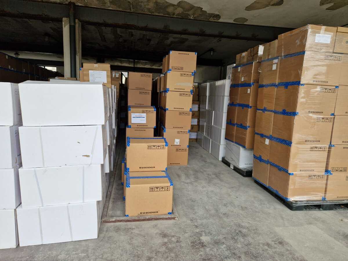 Matúš Šutaj Eštok pred centrálnym skladom rezortu v Žarnovici